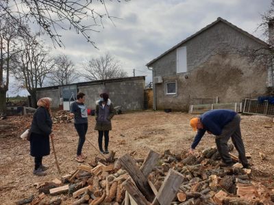 Provedena volonterska akcija cijepanja drva u Kistanjama Provedena volonterska akcija cijepanja drva u Kistanjama