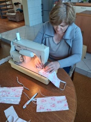 Volonterska akcija šivanja maski