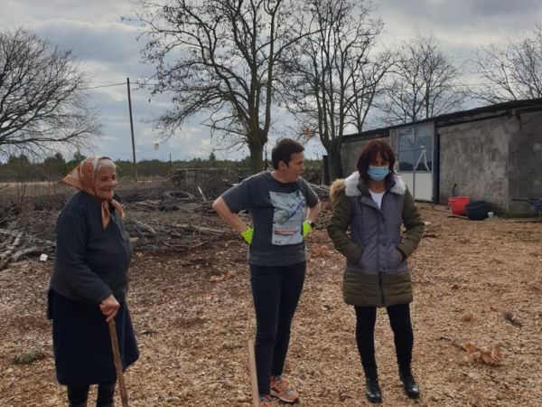 Provedena volonterska akcija cijepanja drva u Kistanjama